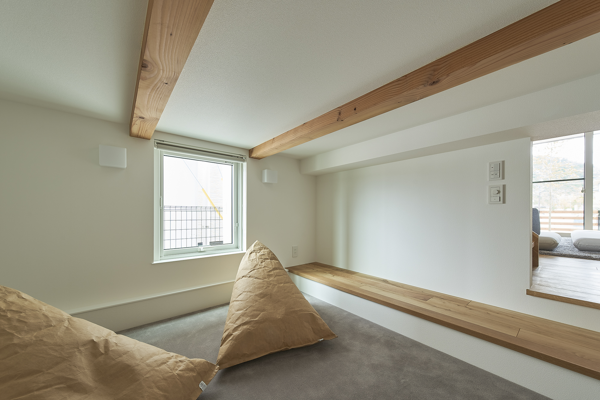 和モダンな室内の画像